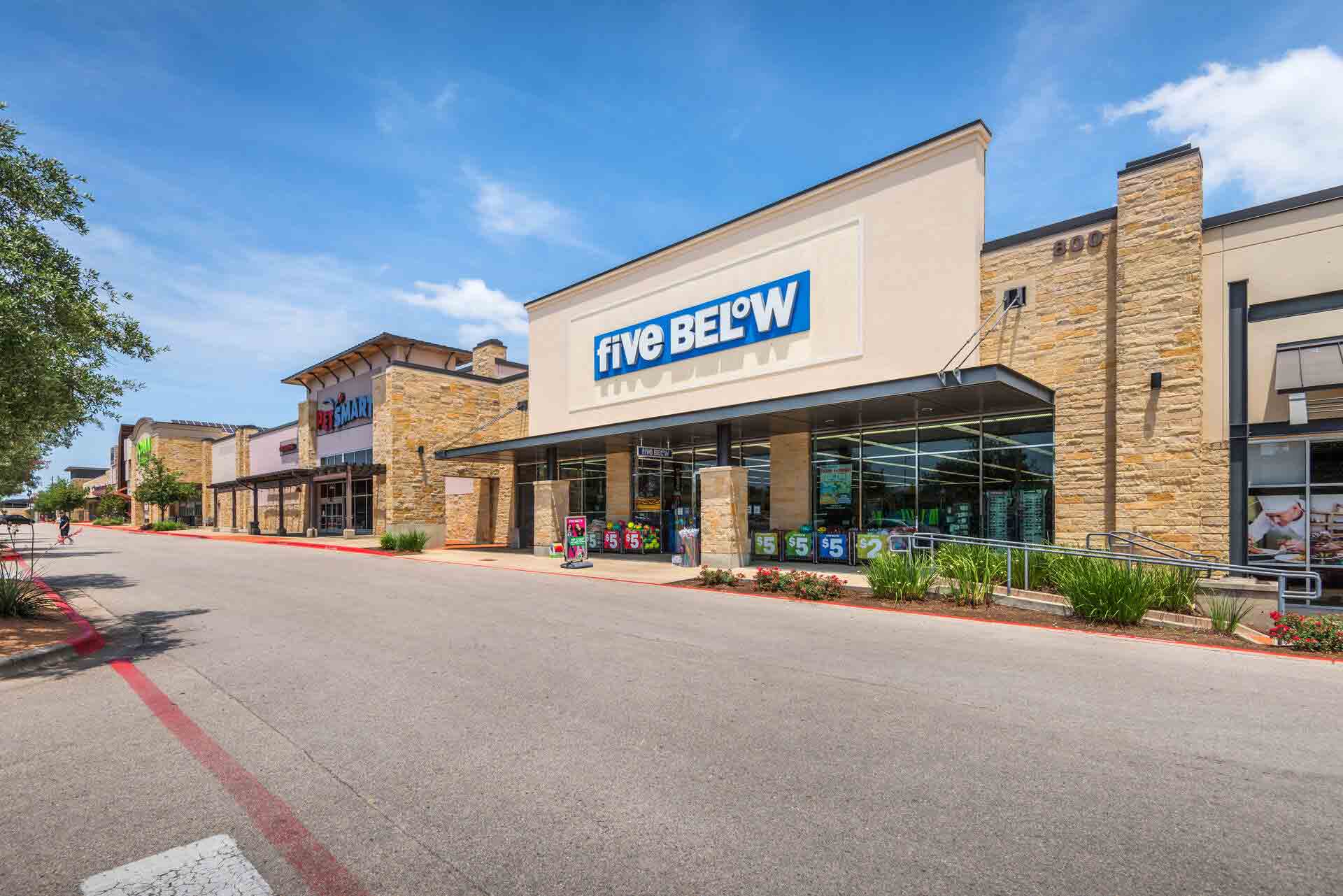 44703 4 University Oaks Shopping Center